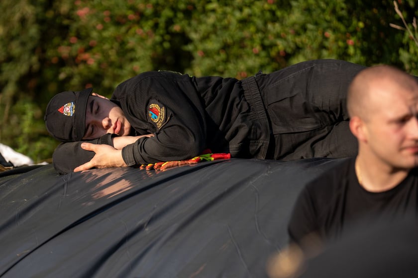 Obrona Marszowic. Strażacy i żołnierze podwyższają wał przeciwpowodziowy