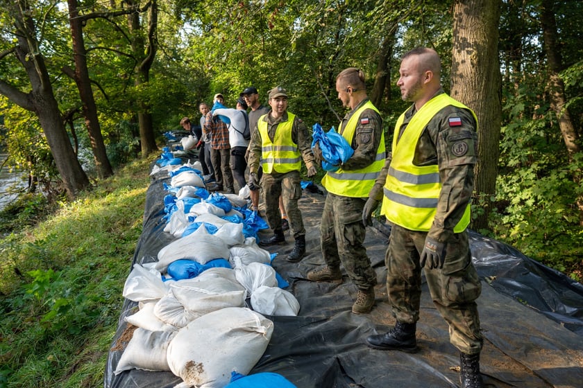 Obrona Marszowic. Strażacy i żołnierze podwyższają wał przeciwpowodziowy