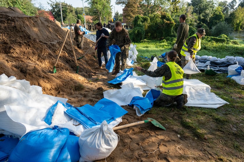 Obrona Marszowic. Strażacy i żołnierze podwyższają wał przeciwpowodziowy
