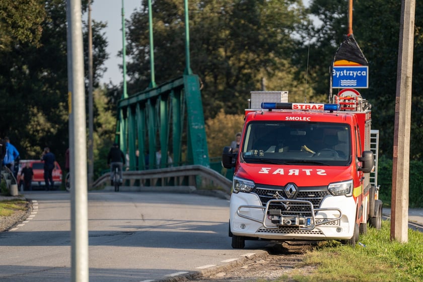 Obrona Marszowic. Strażacy i żołnierze podwyższają wał przeciwpowodziowy