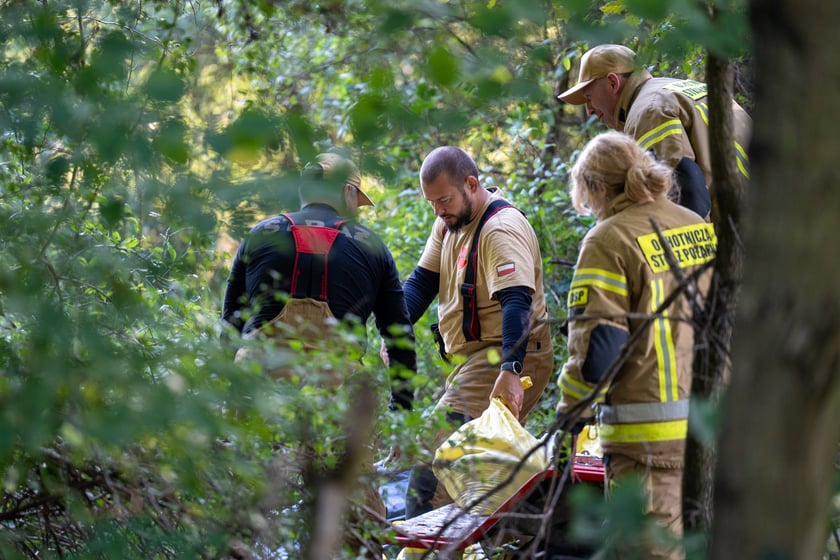 Obrona Marszowic. Strażacy i żołnierze podwyższają wał przeciwpowodziowy
