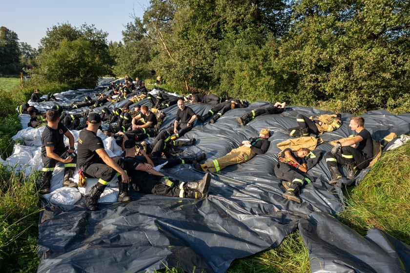 Obrona Marszowic. Strażacy i żołnierze podwyższają wał przeciwpowodziowy
