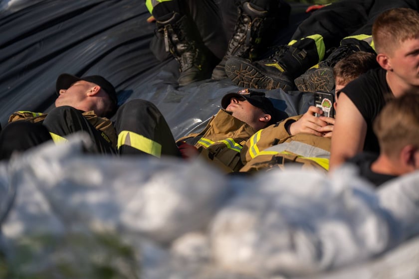 Obrona Marszowic. Strażacy i żołnierze podwyższają wał przeciwpowodziowy