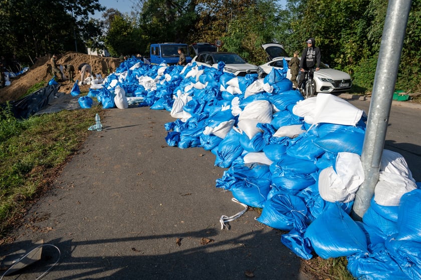 Obrona Marszowic. Strażacy i żołnierze podwyższają wał przeciwpowodziowy