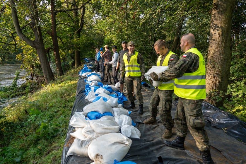 Obrona Marszowic. Strażacy i żołnierze podwyższają wał przeciwpowodziowy