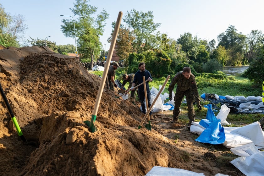 Obrona Marszowic. Strażacy i żołnierze podwyższają wał przeciwpowodziowy
