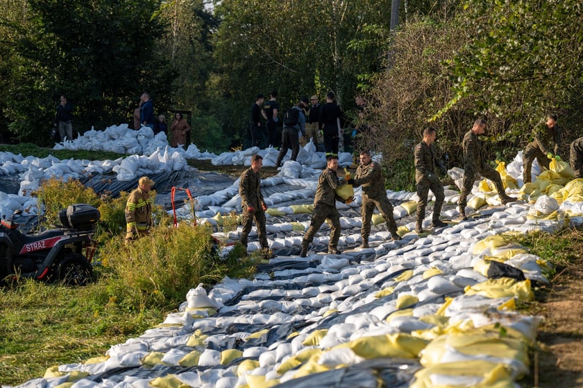 Obrona Marszowic. Strażacy i żołnierze podwyższają wał przeciwpowodziowy