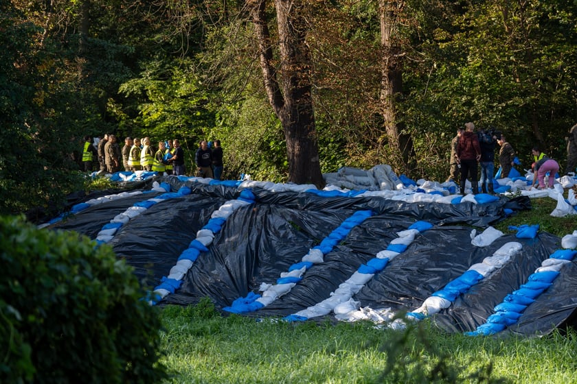 Obrona Marszowic. Strażacy i żołnierze podwyższają wał przeciwpowodziowy