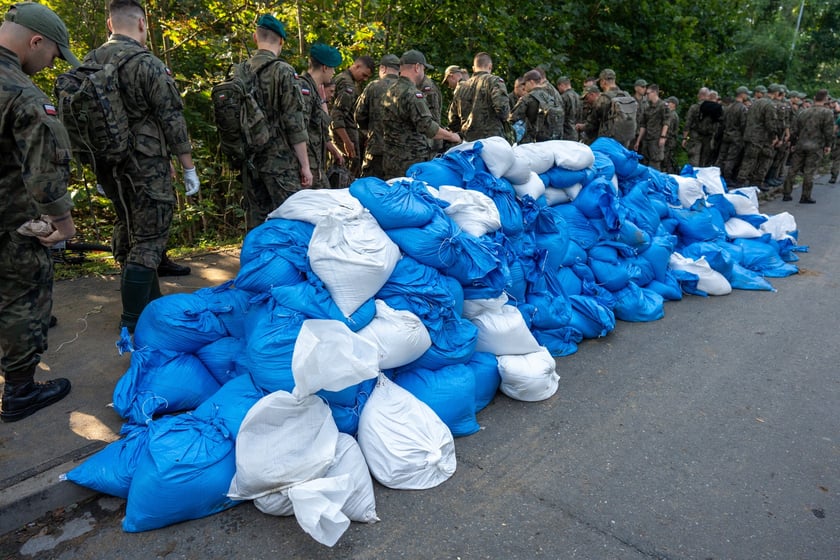 Obrona Marszowic. Strażacy i żołnierze podwyższają wał przeciwpowodziowy
