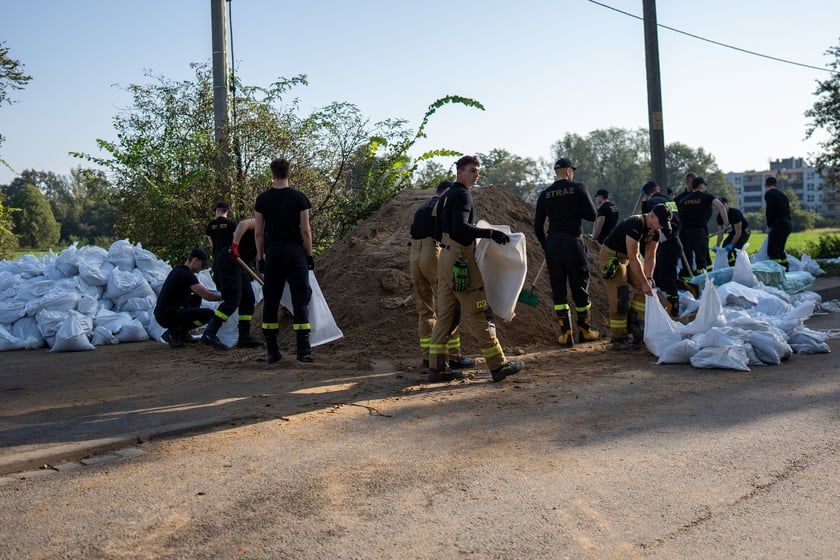 Obrona Marszowic. Strażacy i żołnierze podwyższają wał przeciwpowodziowy