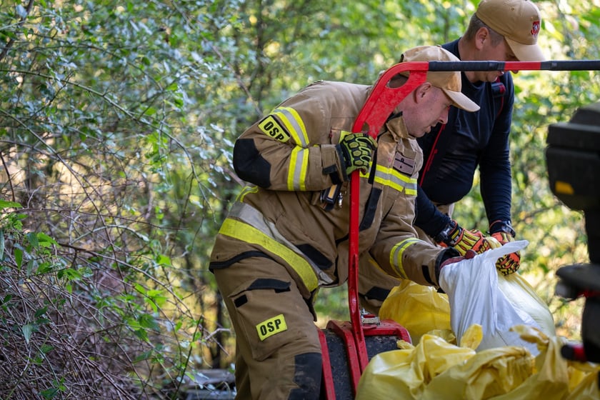 Obrona Marszowic. Strażacy i żołnierze podwyższają wał przeciwpowodziowy