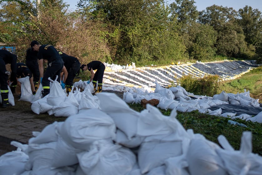 Obrona Marszowic. Strażacy i żołnierze podwyższają wał przeciwpowodziowy