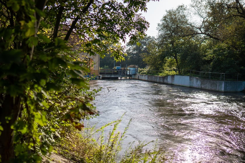 Obrona Marszowic. Strażacy i żołnierze podwyższają wał przeciwpowodziowy