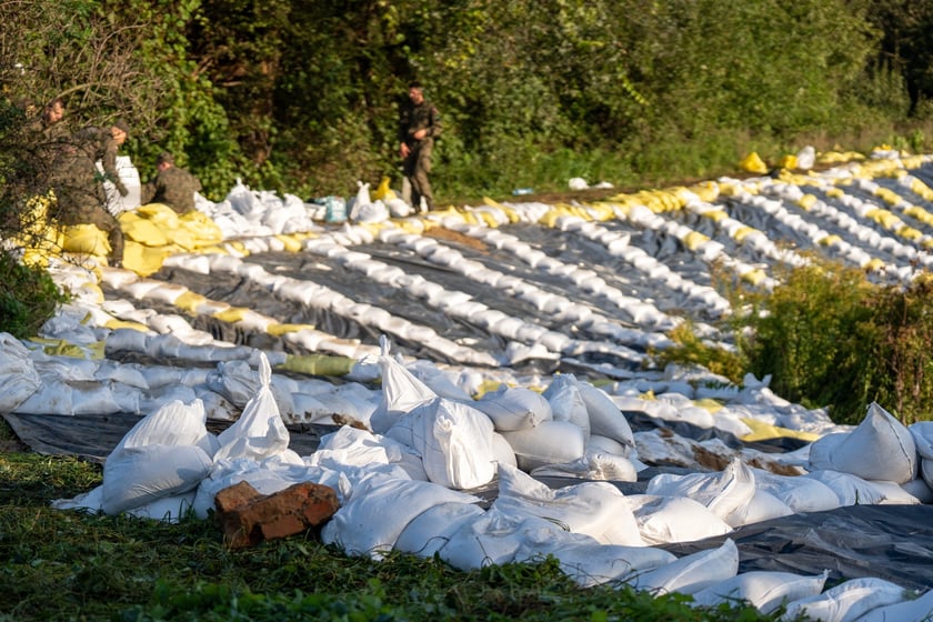 Obrona Marszowic. Strażacy i żołnierze podwyższają wał przeciwpowodziowy