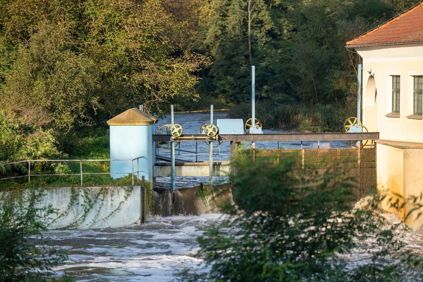 Obrona Marszowic. Strażacy i żołnierze podwyższają wał przeciwpowodziowy