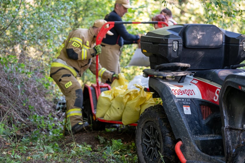 Obrona Marszowic. Strażacy i żołnierze podwyższają wał przeciwpowodziowy