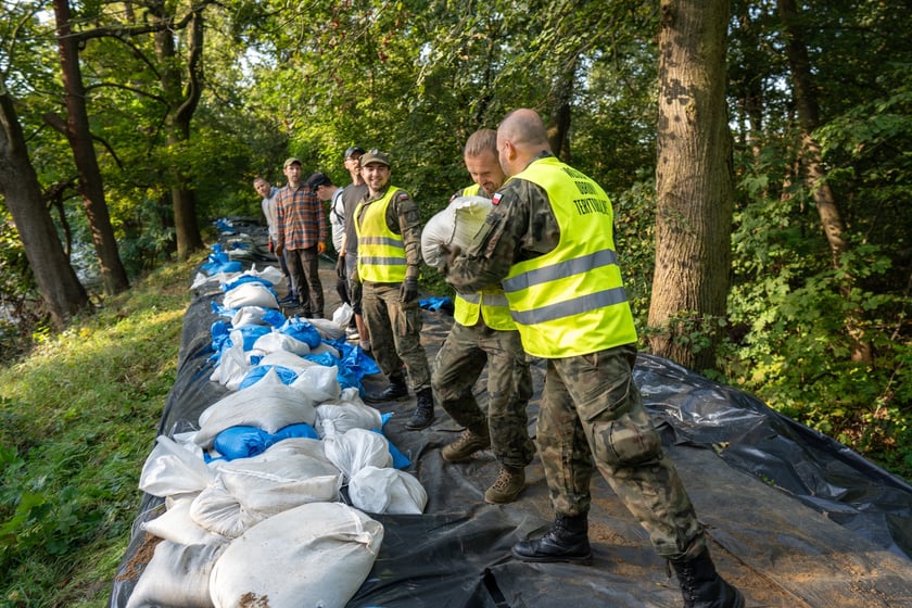 Obrona Marszowic. Strażacy i żołnierze podwyższają wał przeciwpowodziowy