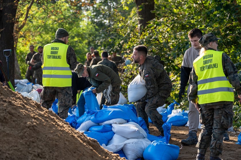 Obrona Marszowic. Strażacy i żołnierze podwyższają wał przeciwpowodziowy