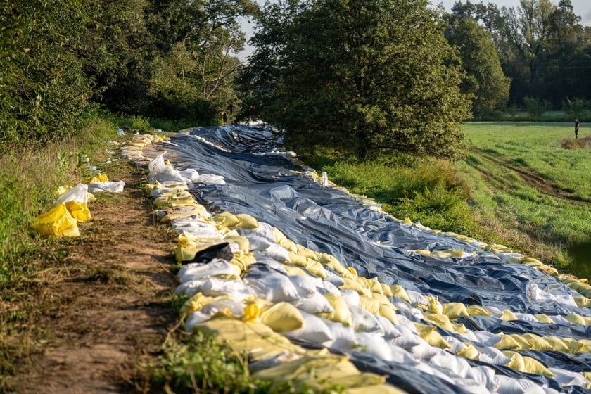 Obrona Marszowic. Strażacy i żołnierze podwyższają wał przeciwpowodziowy