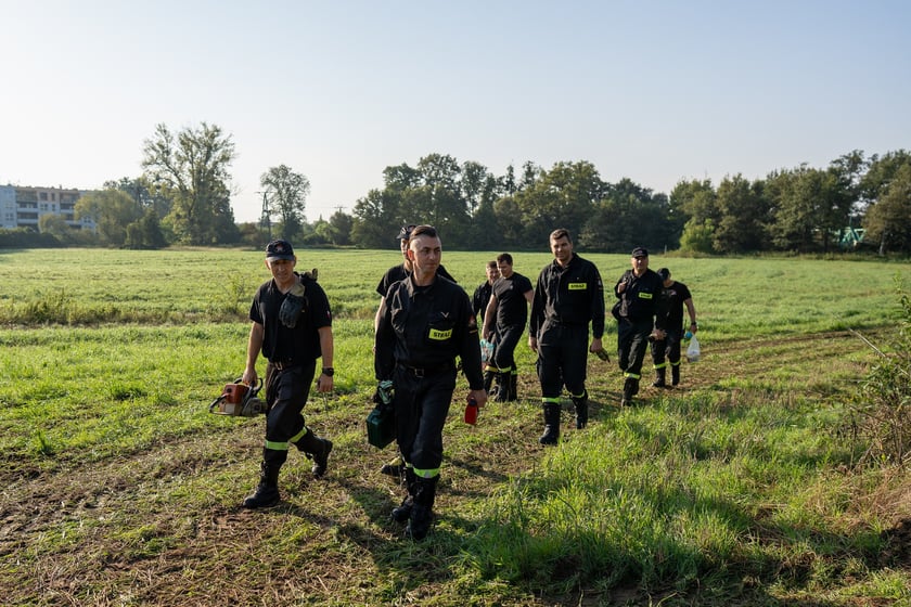 Obrona Marszowic. Strażacy i żołnierze podwyższają wał przeciwpowodziowy