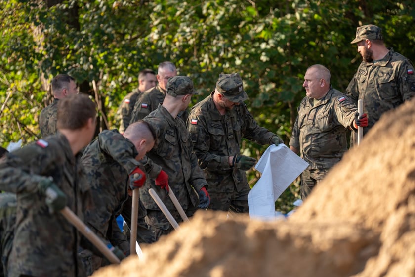 Obrona Marszowic. Strażacy i żołnierze podwyższają wał przeciwpowodziowy