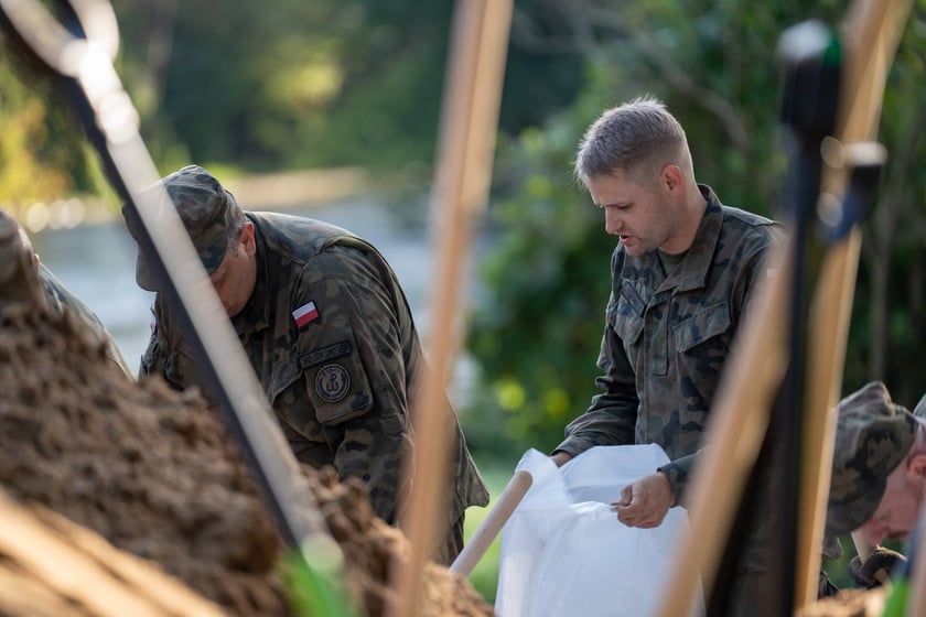 Obrona Marszowic. Strażacy i żołnierze podwyższają wał przeciwpowodziowy