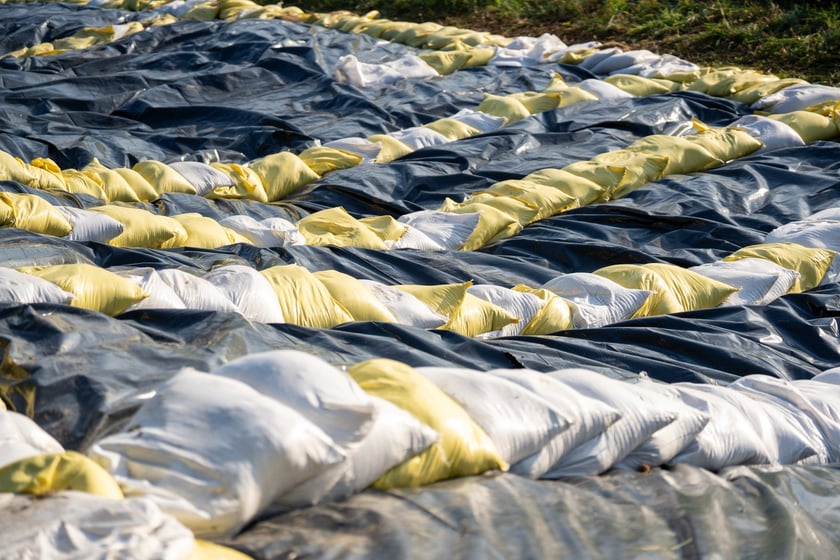 Obrona Marszowic. Strażacy i żołnierze podwyższają wał przeciwpowodziowy