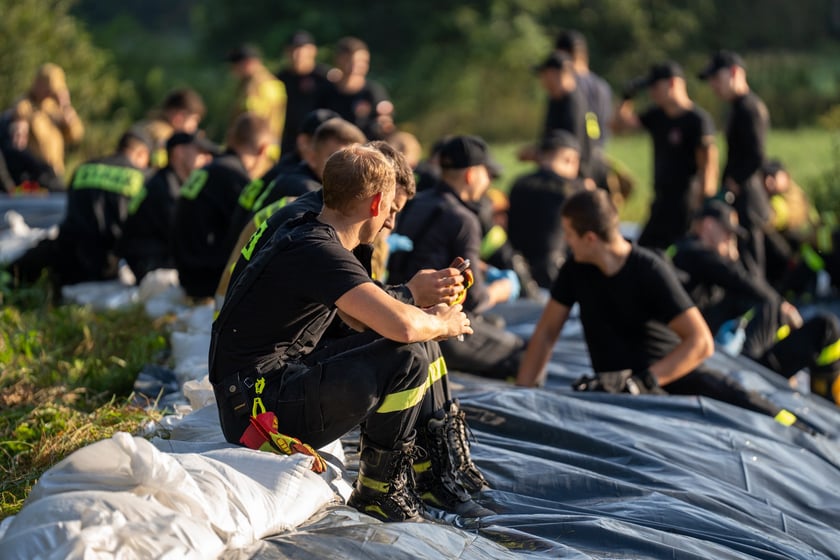 Obrona Marszowic. Strażacy i żołnierze podwyższają wał przeciwpowodziowy