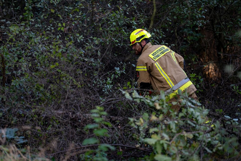 Obrona Marszowic. Strażacy i żołnierze podwyższają wał przeciwpowodziowy
