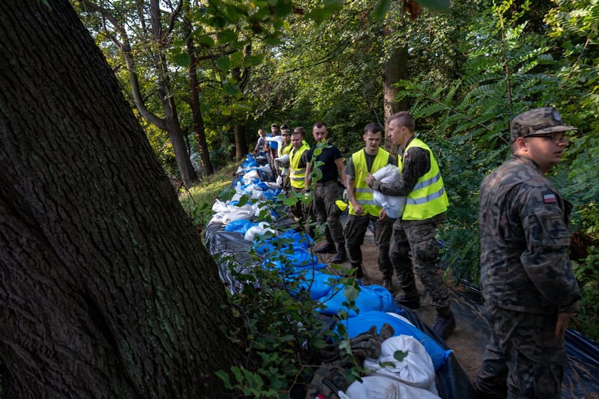 Obrona Marszowic. Strażacy i żołnierze podwyższają wał przeciwpowodziowy