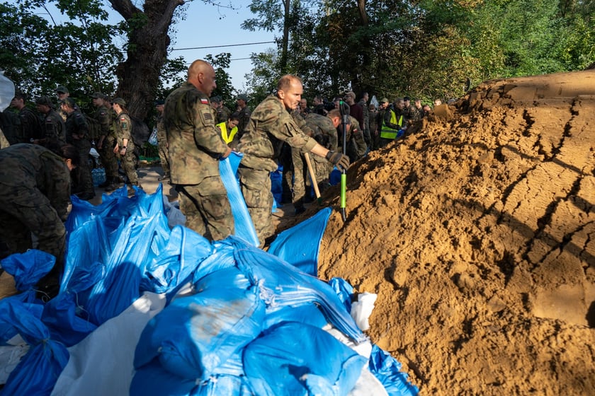 Obrona Marszowic. Strażacy i żołnierze podwyższają wał przeciwpowodziowy