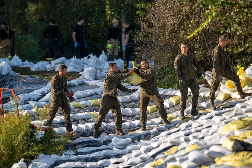 Obrona Marszowic. Strażacy i żołnierze podwyższają wał przeciwpowodziowy