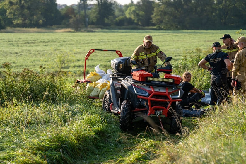 Obrona Marszowic. Strażacy i żołnierze podwyższają wał przeciwpowodziowy