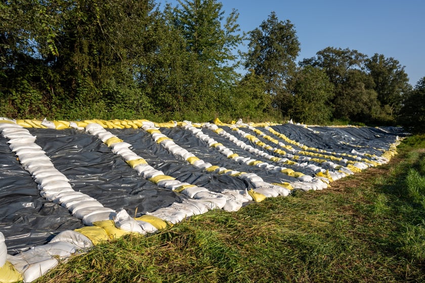 Obrona Marszowic. Strażacy i żołnierze podwyższają wał przeciwpowodziowy