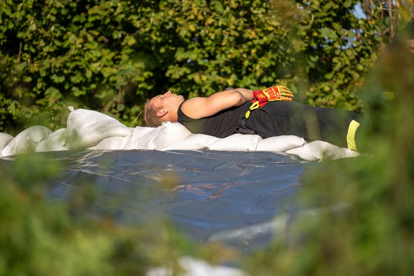 Obrona Marszowic. Strażacy i żołnierze podwyższają wał przeciwpowodziowy