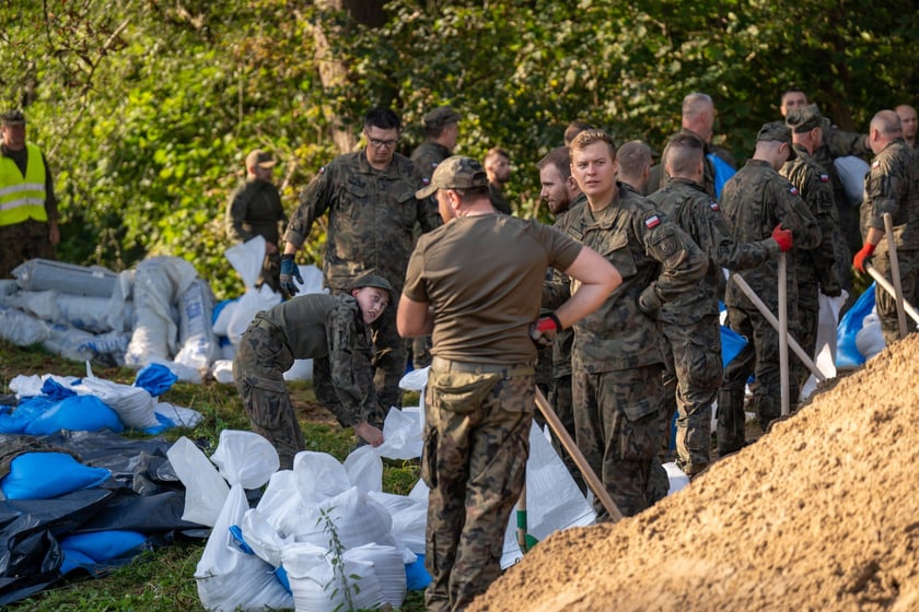 Obrona Marszowic. Strażacy i żołnierze podwyższają wał przeciwpowodziowy