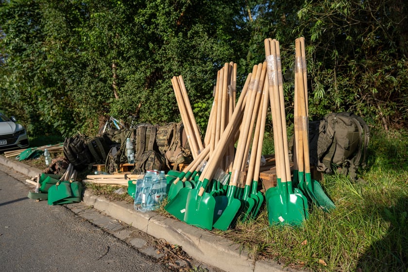 Obrona Marszowic. Strażacy i żołnierze podwyższają wał przeciwpowodziowy