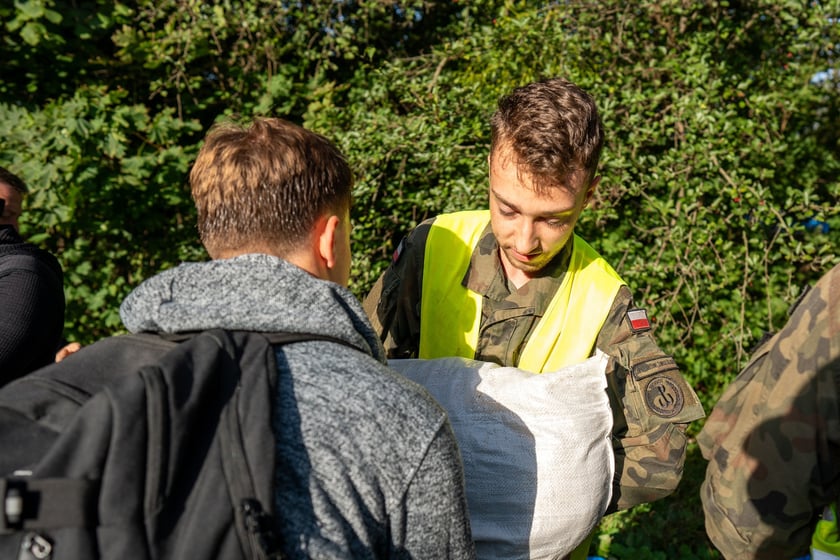 Obrona Marszowic. Strażacy i żołnierze podwyższają wał przeciwpowodziowy