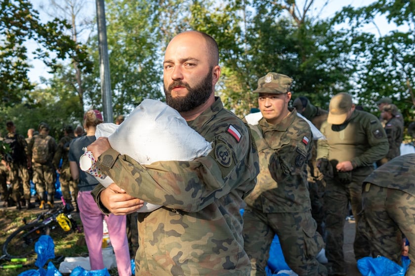 Obrona Marszowic. Strażacy i żołnierze podwyższają wał przeciwpowodziowy