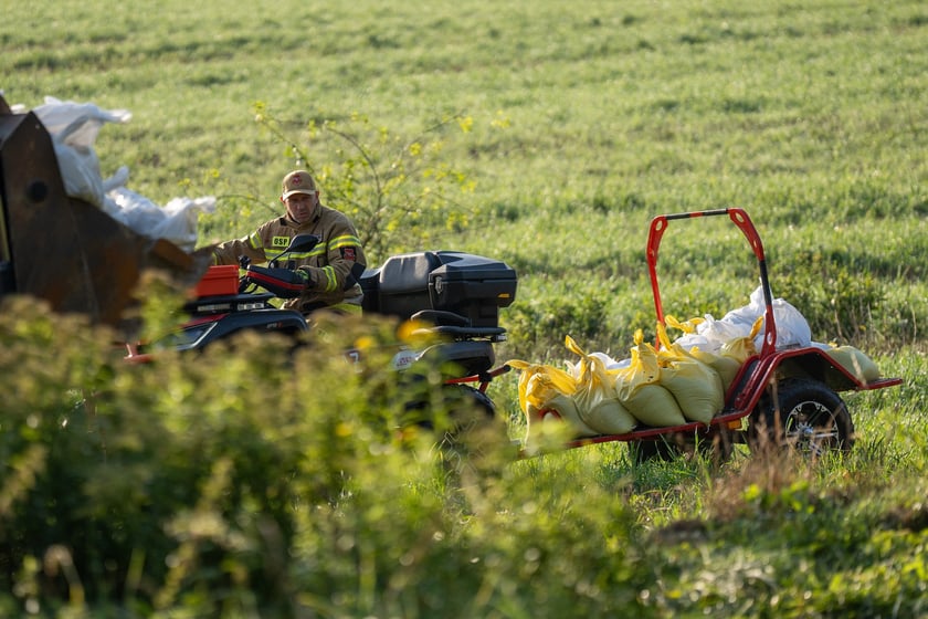 Obrona Marszowic. Strażacy i żołnierze podwyższają wał przeciwpowodziowy