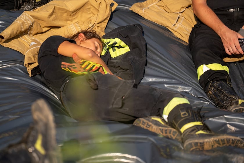 Obrona Marszowic. Strażacy i żołnierze podwyższają wał przeciwpowodziowy