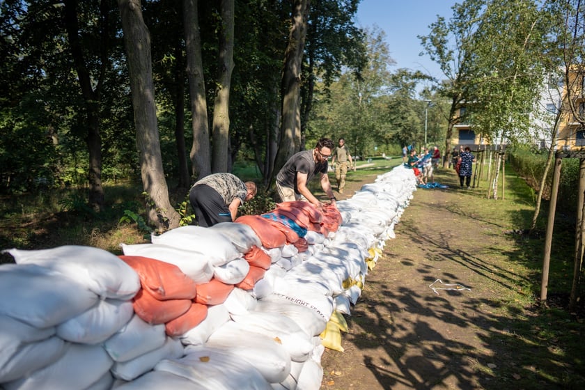 Stawianie umocnień na Stabłowicach (Leśnica), 18 września 2024 roku