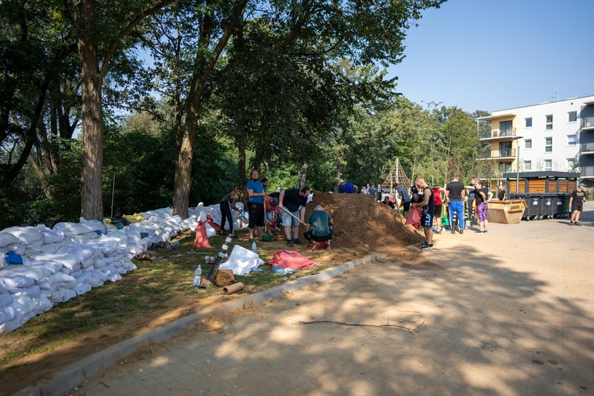 Stawianie umocnień na Stabłowicach (Leśnica), 18 września 2024 roku