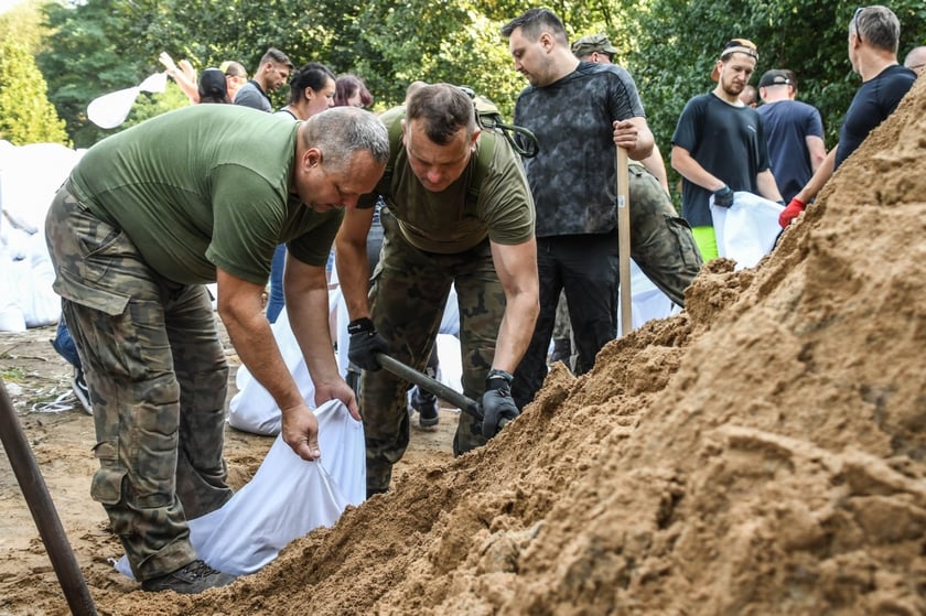 Żołnierze 10 Wrocławskiej Brygady Łączności w akcji na Leśnicy