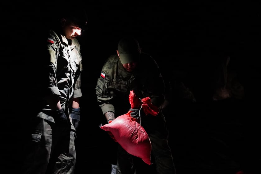 Nocne umacnianie wałów na Marszowicach