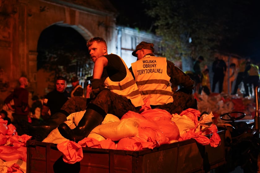 Nocne umacnianie wałów na Marszowicach