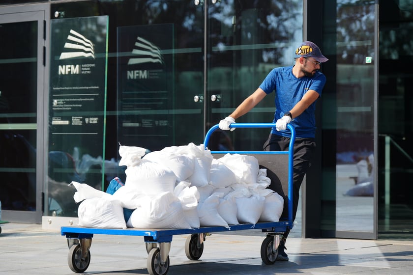 Układanie worków pod NFM-em, 18 września 2024