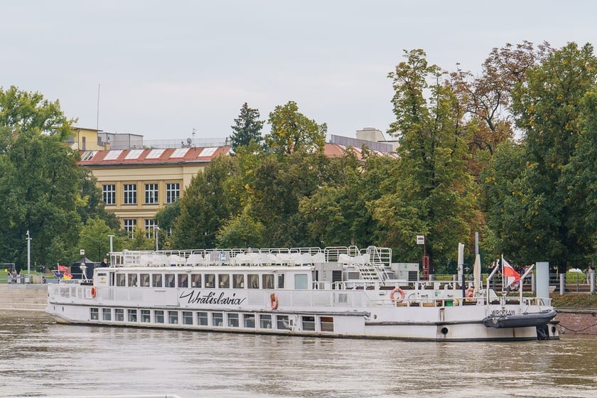 Statki i łodzie wrocławskiej żeglugi wycieczkowej na Odrze w okresie zagrożenia powodzią