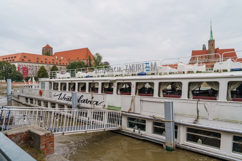 Statki i łodzie wrocławskiej żeglugi wycieczkowej na Odrze w okresie zagrożenia powodzią