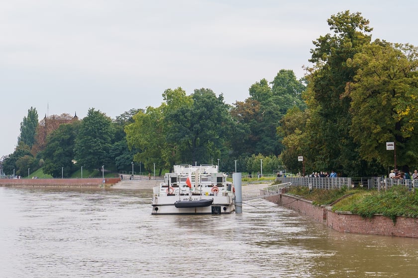 Statki i łodzie wrocławskiej żeglugi wycieczkowej na Odrze w okresie zagrożenia powodzią